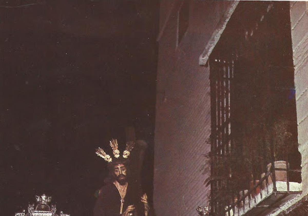 Imagen principal - El Nazareno en su primera salida en 1982 y las réplicas del Perdón y el Señor de la Misericordia